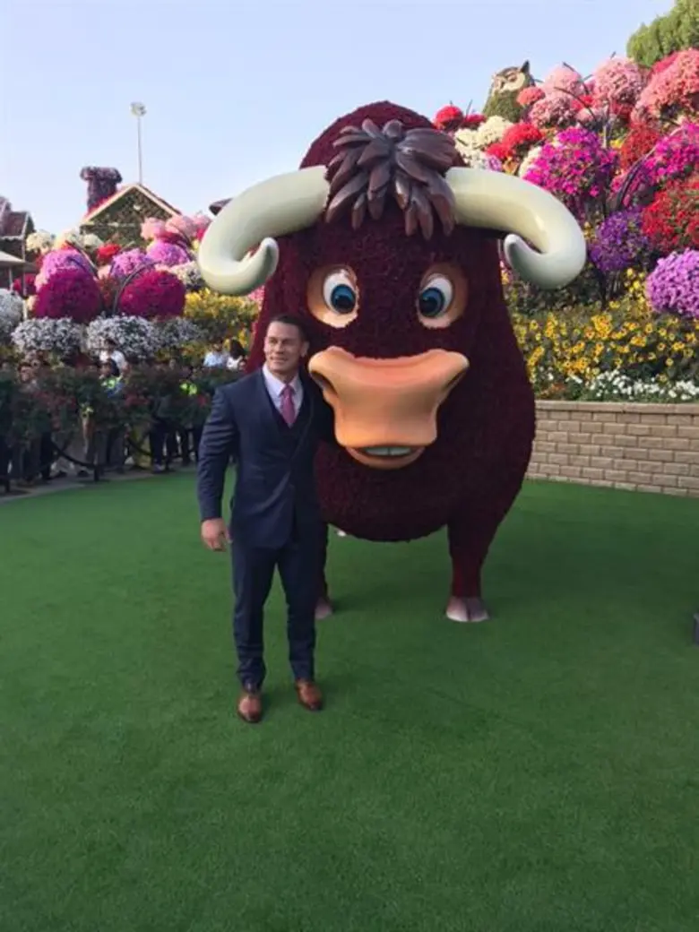 จอห์น ซีนา เดินสายโปรโมทภาพยนตร์ "Ferdinand" ณ Magic Gardens ที่ดูไบ พร้อมพบความมหัศจรรย์กับเจ้ากระทิงยักษ์ที่สร้างจากดอกไม้กว่า 25,000 ดอก