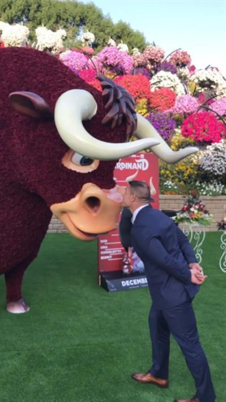 จอห์น ซีนา เดินสายโปรโมทภาพยนตร์ "Ferdinand" ณ Magic Gardens ที่ดูไบ พร้อมพบความมหัศจรรย์กับเจ้ากระทิงยักษ์ที่สร้างจากดอกไม้กว่า 25,000 ดอก