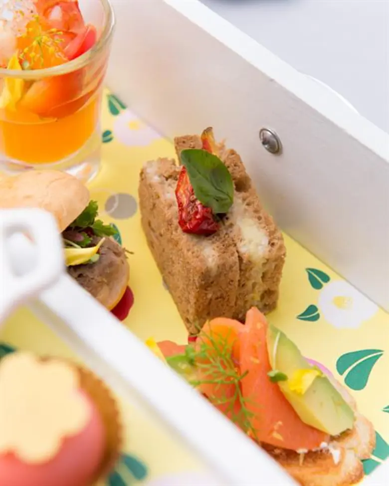 ขอเชิญลิ้มลองชุดน้ำชาบ่ายชุดใหม่ “ซึบากิ” ณ อัพ แอนด์ อะบัฟ บาร์