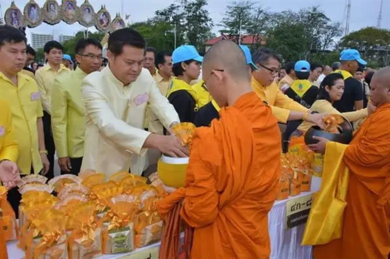 เลขาธิการส.ป.ก.นำทำบุญตักบาตรถวายร.9