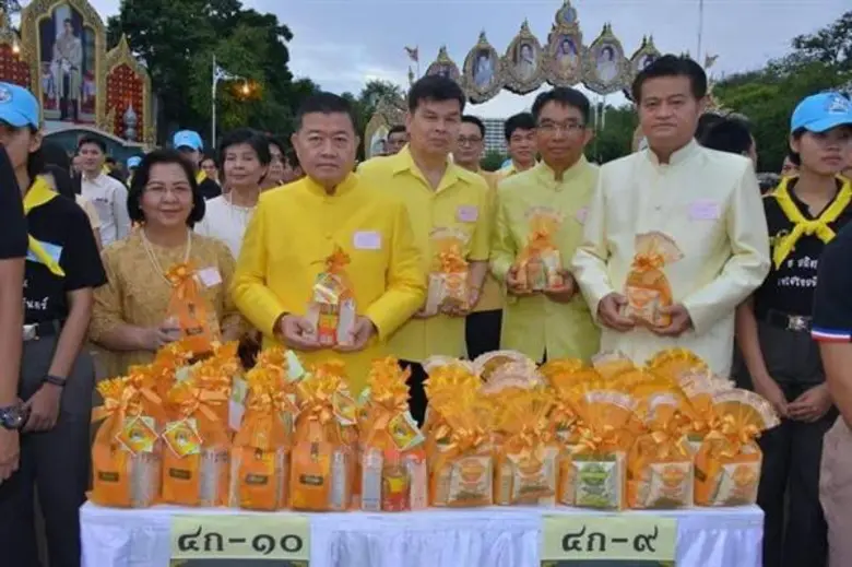 เลขาธิการส.ป.ก.นำทำบุญตักบาตรถวายร.9