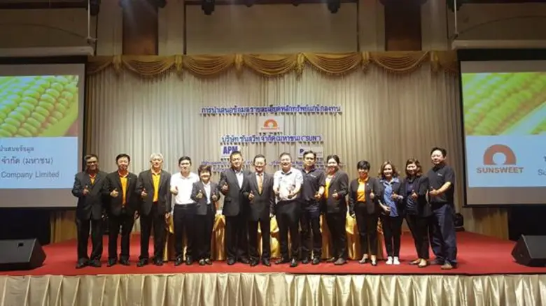 ดร.องอาจ กิตติคุณชัย (กลาง) ประธานเจ้าหน้...