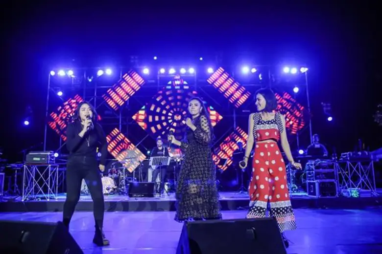 ฟังเพลงเคล้าลมหนาว ใกล้ชิดกับศิลปินสาวๆ ใ...