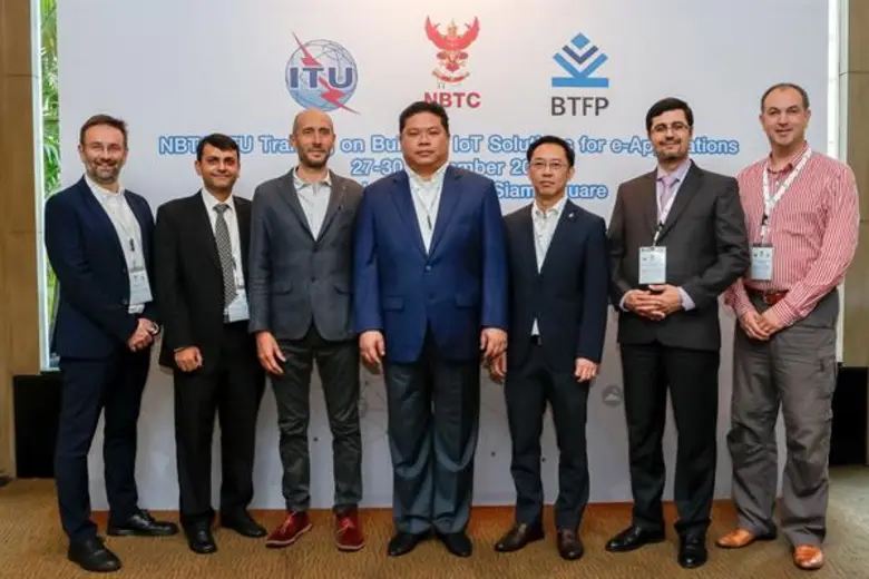 นายไตรรัตน์ วิริยะศิริกุล (คนกลาง) รองเลข...