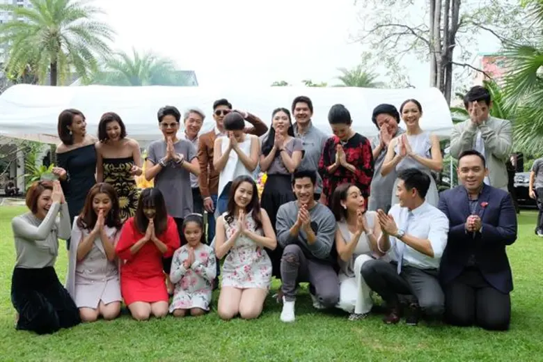 3 ผู้จัดฯ ดาว พอฤทัย - ม.ล.ปิยาภัสร์ - ติ๊ก เจษฎาภรณ์ ยกทัพนักแสดงบวงสรวงละคร “ด้วยแรงอธิษฐาน” นำโดย มิว นิษฐา