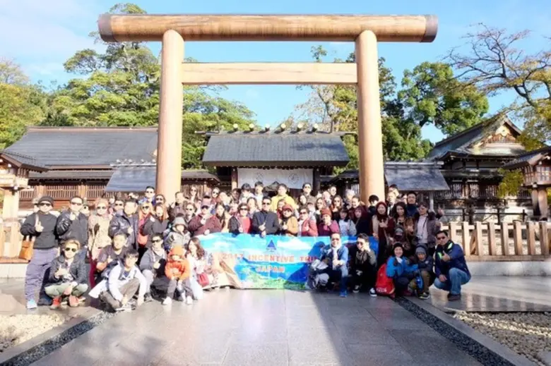 นายวิชิต พยุหนาวีชัย (ยืนกลาง) ประธานเจ้า...