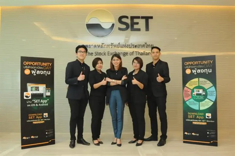 คุณสุนันทรา มหาประสิทธิ์ชัย (กลาง) ผู้ช่ว...