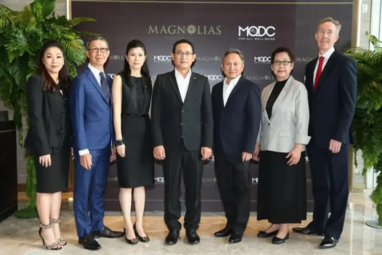 วิสิษฐ์ มาลัยศิริรัตน์ (คนกลาง) ประธานเจ้...