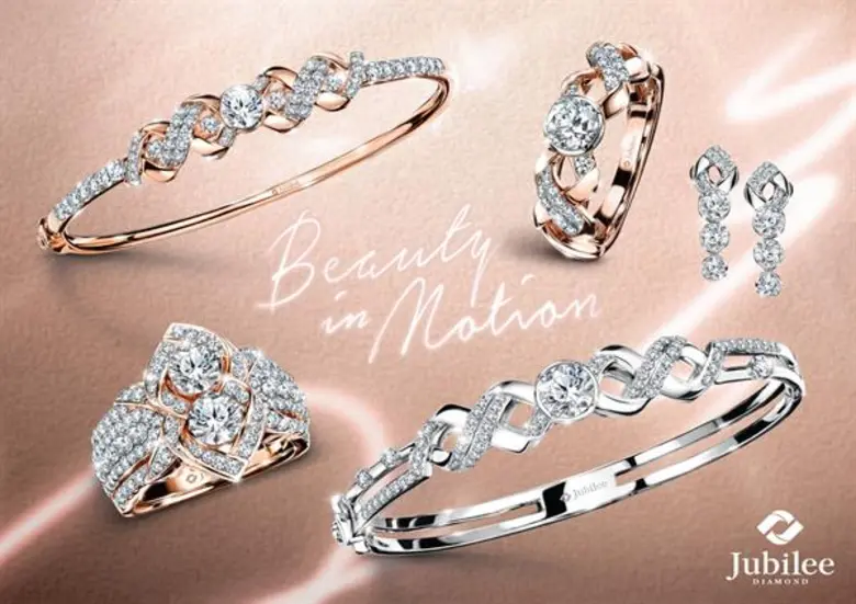 เติมเต็มเสน่ห์ความมีชีวิตชีวาให้เปล่งประกายส่งท้ายปี ด้วย “บิวตี้ อิน โมชั่น” (Beauty in Motion) เครื่องประดับเพชรแรงบันดาลใจจากความพลิ้วไหวของริบบิ้น คอลเลกชั่นล่าสุดจาก “ยูบิลลี่ ไดมอนด์”