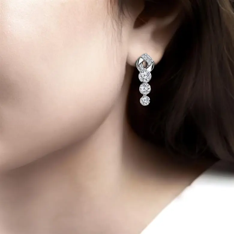 เติมเต็มเสน่ห์ความมีชีวิตชีวาให้เปล่งประกายส่งท้ายปี ด้วย “บิวตี้ อิน โมชั่น” (Beauty in Motion) เครื่องประดับเพชรแรงบันดาลใจจากความพลิ้วไหวของริบบิ้น คอลเลกชั่นล่าสุดจาก “ยูบิลลี่ ไดมอนด์”