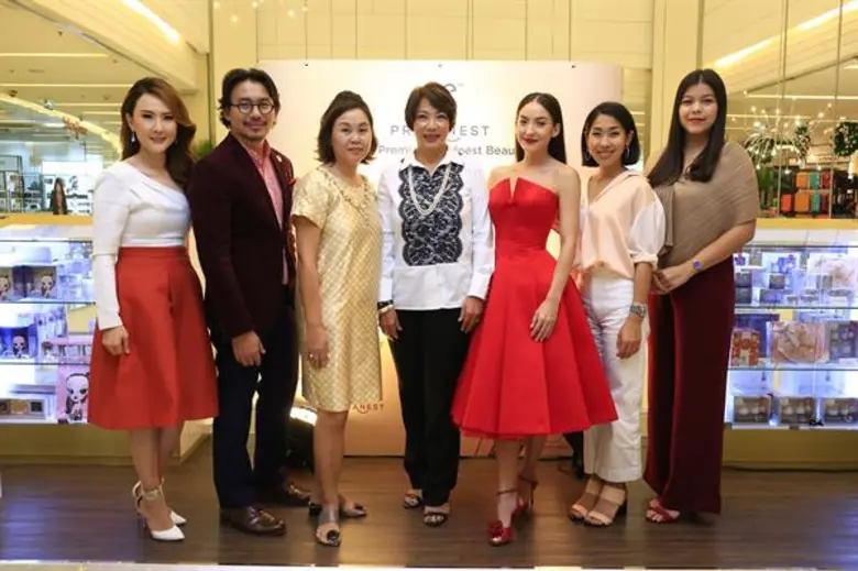 นางอนิตา จันทรัศมี (ที่ 4 จากซ้าย) กรรมกา...