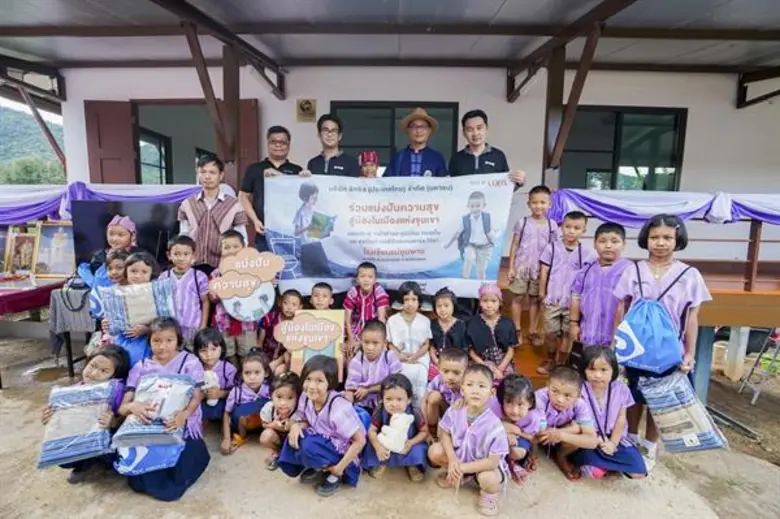 รศ.พญ.เยาวนุช คงด่าน (กลาง) รองคณบดีฝ่ายบ...