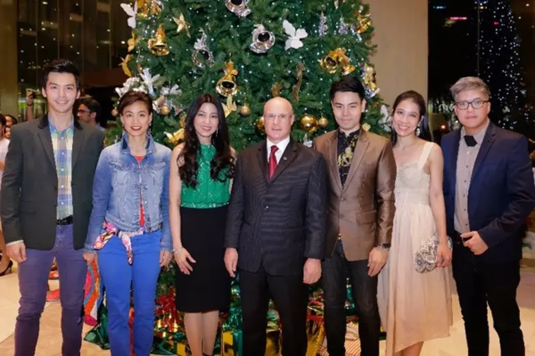 มร. เดวิด คัมมิ่ง (กลาง) รองประธานเจ้าหน้...