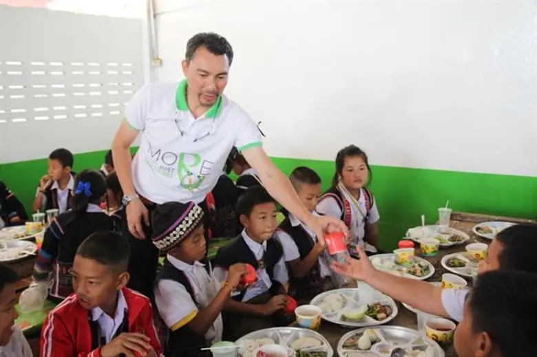 จากปัญหาห่างไกลความเจริญของโรงเรียนในท้อง...