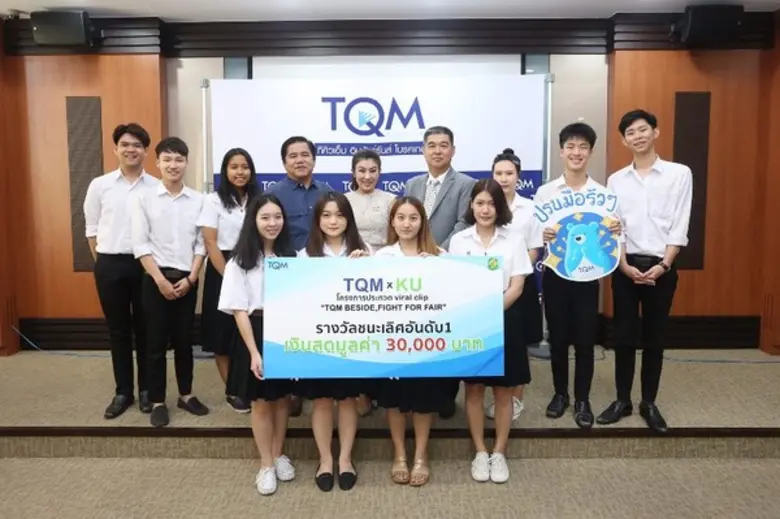 นายกฤษณ์ สุจเร (ที่ 6 จากซ้าย) ที่ปรึกษาด...