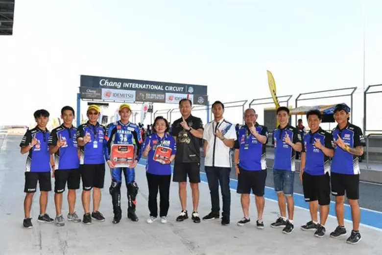 นางสาวจินตนา อุดมทรัพย์ (คนที่ 5 จากซ้าย)...