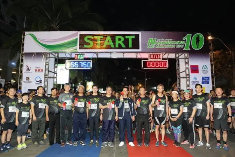 รศ.ญาณเดช ทองสิมา (ที่ 7 จากขวา) ประธานกร...