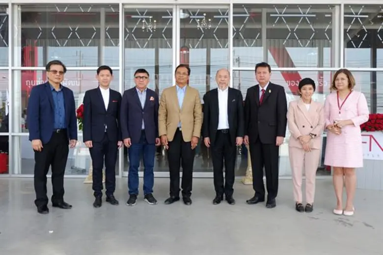 นายสุวิทย์ คำดี (ที่4จากซ้าย) ผู้ว่าราชกา...