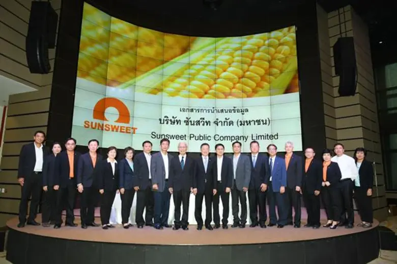 ดร.องอาจ กิตติคุณชัย (ที่ 10 จากซ้าย) ประ...