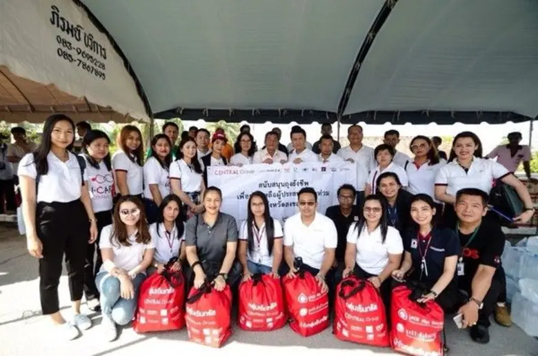 ผู้ว่าฯ สงขลา รับมอบถุงยังชีพจากบริษัทกลุ...