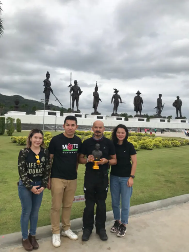 "ไมค์ พลภัทร เวลส์ช" นักแสดงอารมณ์ดี ปลูก ต้นราชพฤก...