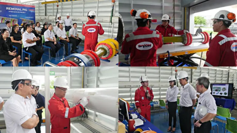 ดาคอนสาธิตเก็บตัวอย่างสารในท่อเพื่อตรวจสอบแก่ผู้บริหาร ปตท.สผ.