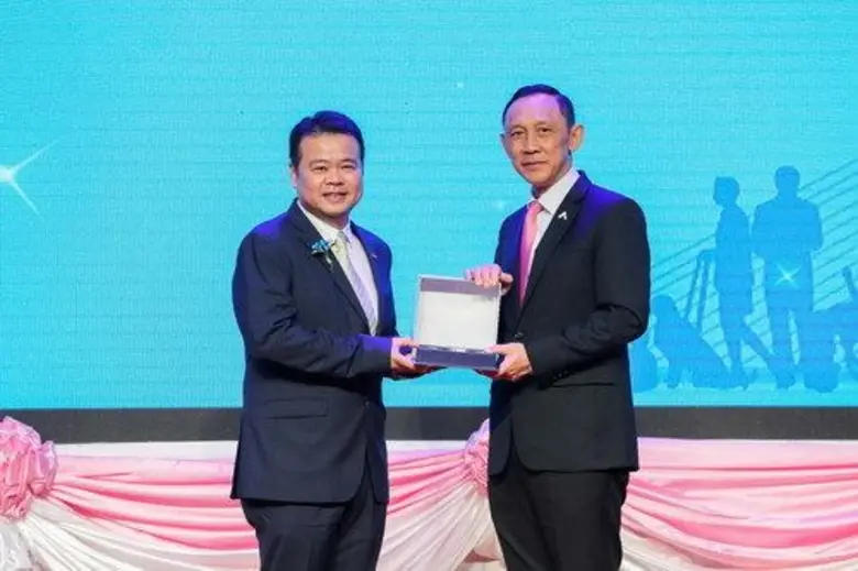 กลุ่มทรู รับโล่ประกาศเกียรติคุณองค์กรภาคเอกชนที่สนับสนุนงานด้านคนพิการดีเยี่ยมในงานวันคนพิการสากล ประจำปี 2560