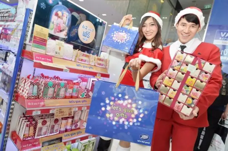 “บู๊ทส์” ยกขบวนเหล่าซานต้า แจกคริสต์มาสกิฟต์กลางห้างดัง