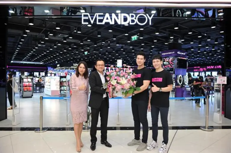 ประเสริฐ ศรีอุฬารพงศ์ (ที่ 2 จากซ้าย) กรร...