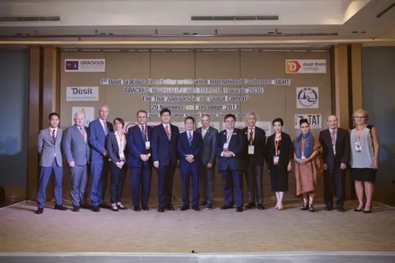 ดร.สาโรจน์ พรประภา (ที่ 6 จากซ้าย) อธิการ...