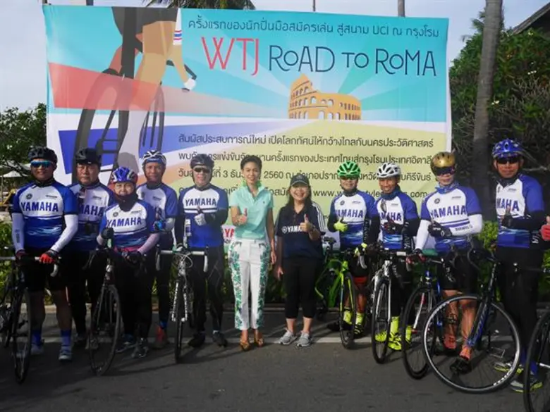 นายสมเกียรติ พูลขวัญ (คนที่ 5 จากซ้าย) รอ...