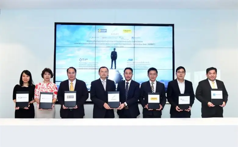 นายอมร จุฬาลักษณานุกูล (ที่ 4 จากซ้าย) ปร...