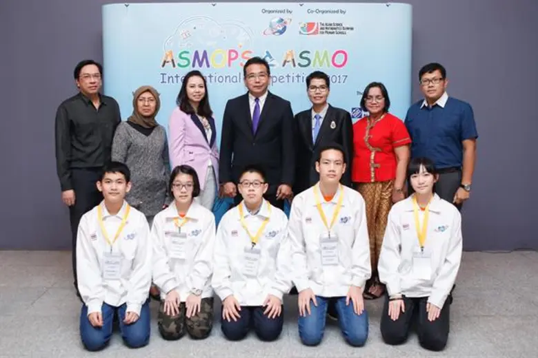 นายประยูร หรั่งทรัพย์ (ยืนกลาง) ตัวแทนจาก สำนักงานส...