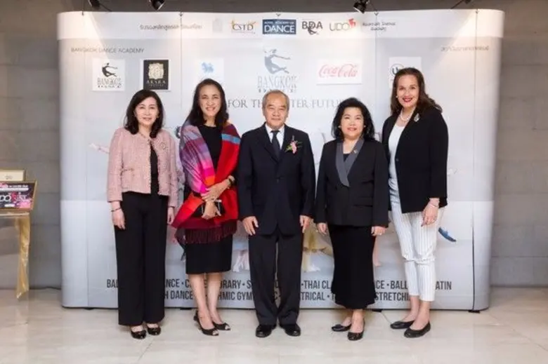 (จากซ้าย) ดร.รอยบุญ รัศมีเทศ กรรมการและรอ...