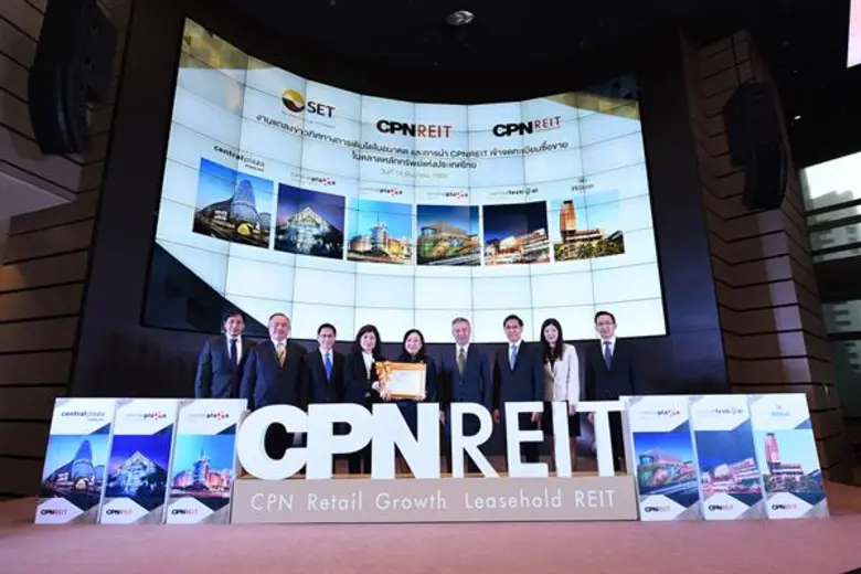 นางสาววัลยา จิราธิวัฒน์ (กลาง) กรรมการ บร...