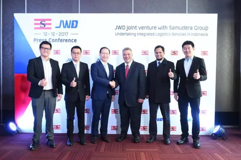 นายชวนินทร์ บัณฑิตกฤษดา (ที่ 3 จากซ้าย) ป...