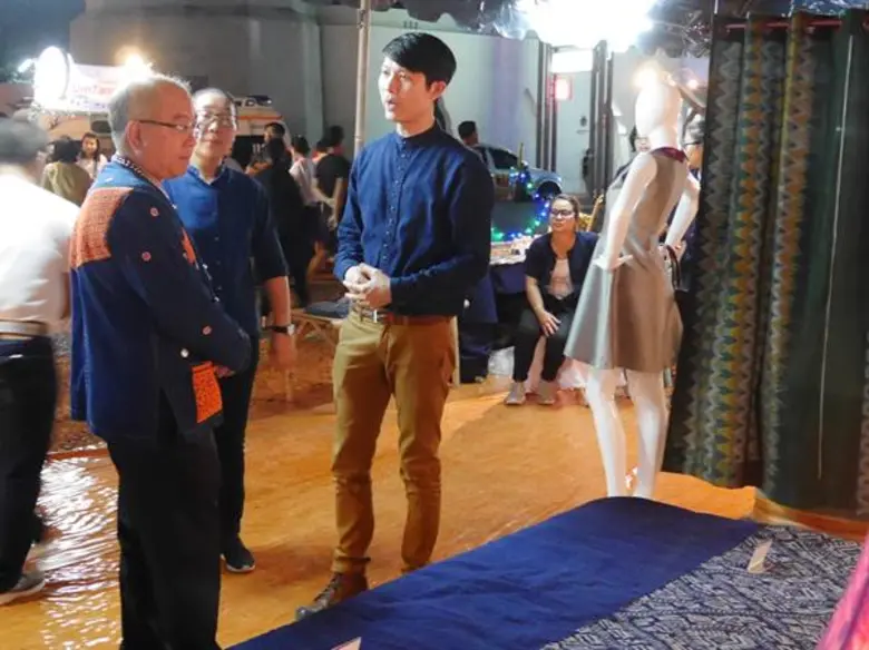 จังหวัดพิษณุโลก เปิดตัว “นวัตกรรมผ้าทอนาโนเทคโนโลยี” งานวิจัยของม.นเรศวร ป้องกันน้ำ มด แมลง พร้อมกลิ่นและลวดลายประจำจังหวัด ผลิตได้ในระดับครัวเรือน ในงานตลาดประชารัฐ ของดีจังหวัดพิษณุโลก