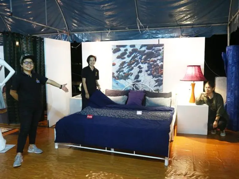 จังหวัดพิษณุโลก เปิดตัว “นวัตกรรมผ้าทอนาโนเทคโนโลยี” งานวิจัยของม.นเรศวร ป้องกันน้ำ มด แมลง พร้อมกลิ่นและลวดลายประจำจังหวัด ผลิตได้ในระดับครัวเรือน ในงานตลาดประชารัฐ ของดีจังหวัดพิษณุโลก