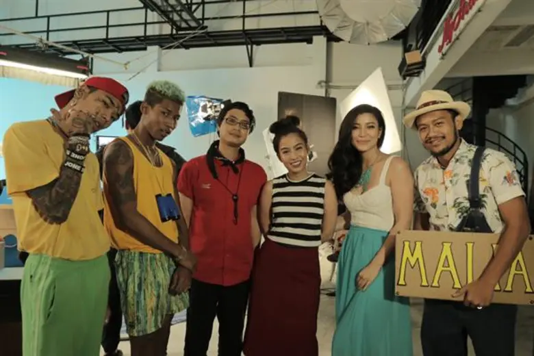 ''สิงโต นำโชค" ดึง ''เอมมี่ มรกต, YB และว่าน วันวาน'' ร่วมถ่ายทอดความสนุกสดใสส่งท้ายปีใน MV "น่าดู"