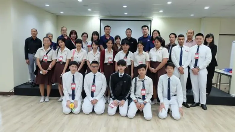 นายทรงพล ชัญมาตรกิจ (แถวบนที่ 6 จากขวา) ป...