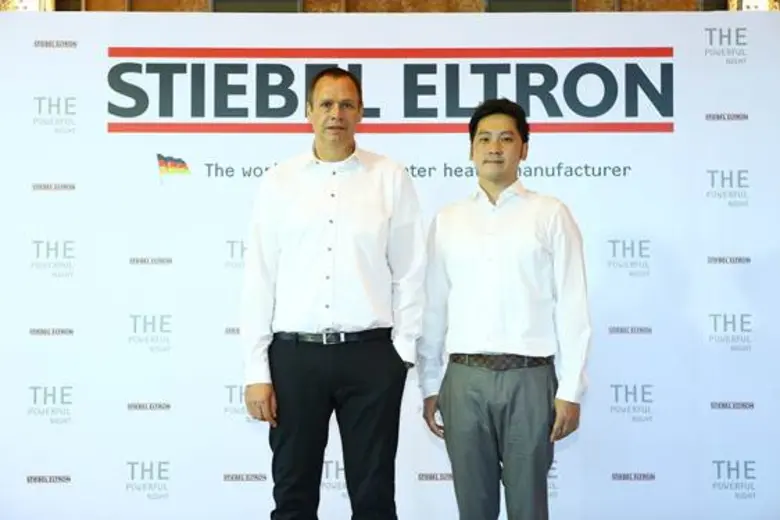 จากซ้ายไปขวา: มร.โรลันด์ เฮิน กรรมการผู้จ...