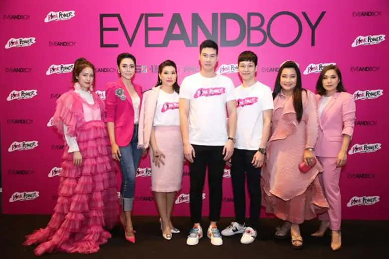 หิรัญ ตันมิตร (คนกลาง) ประธานเจ้าหน้าที่บ...