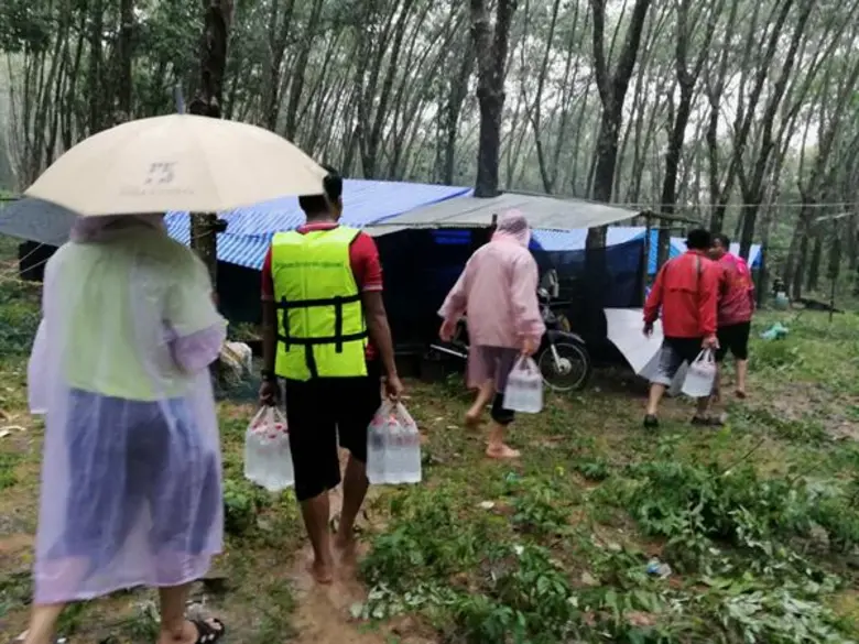 กยท. สั่งการด่วน!! เร่งช่วยเหลือเกษตรกรชาวสวนยางภาคใต้ที่ประสบอุทกภัย พร้อมมอบสิ่งของเยียวยาเบื้องต้น ส่งเจ้าหน้าที่ตรวจสอบ มอบ 3,000 / ราย