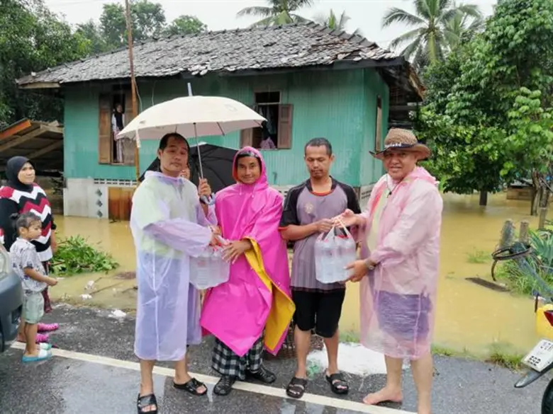 กยท. สั่งการด่วน!! เร่งช่วยเหลือเกษตรกรชาวสวนยางภาคใต้ที่ประสบอุทกภัย พร้อมมอบสิ่งของเยียวยาเบื้องต้น ส่งเจ้าหน้าที่ตรวจสอบ มอบ 3,000 / ราย