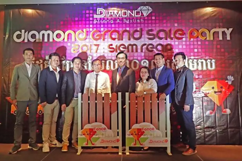 นายสาธิต สุดบรรทัด (ที่ 5 จากซ้าย) กรรมกา...