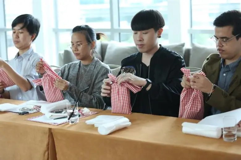 ยูนิโคล่จุดประกายไอเดียการห่อของขวัญสไตล์ญี่ปุ่น จัดเวิร์คช็อปชวนห่อของขวัญ เตรียมพร้อมสำหรับเทศกาลแห่งการให้ในปีนี้  ร่วมด้วยไลฟ์สไตล์ กูรู ชื่อดัง คุณพลอย จริยะเวช และ คุณหมู-อัญชลี ศรีไพศาล