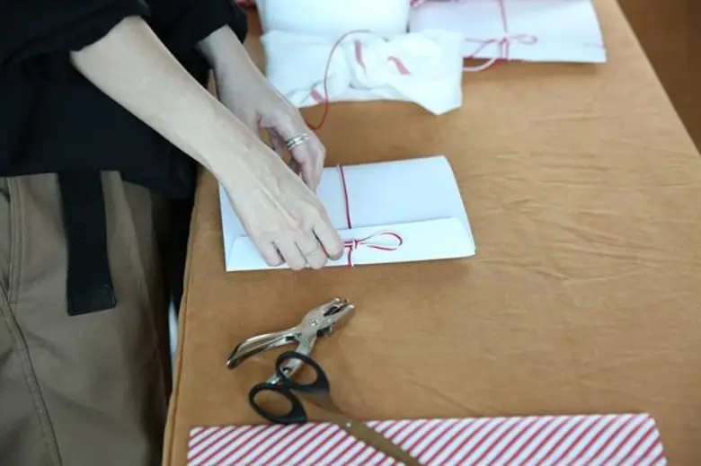 ยูนิโคล่จุดประกายไอเดียการห่อของขวัญสไตล์ญี่ปุ่น จัดเวิร์คช็อปชวนห่อของขวัญ เตรียมพร้อมสำหรับเทศกาลแห่งการให้ในปีนี้  ร่วมด้วยไลฟ์สไตล์ กูรู ชื่อดัง คุณพลอย จริยะเวช และ คุณหมู-อัญชลี ศรีไพศาล