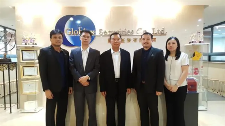 คุณพนม ควรสถาพร (กลาง) ประธานกรรมการบริหา...