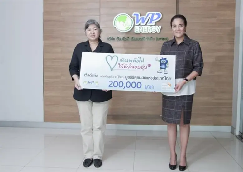 คุณชมกมล พุ่มพันธุ์ม่วง (ขวามือ) รองประธา...