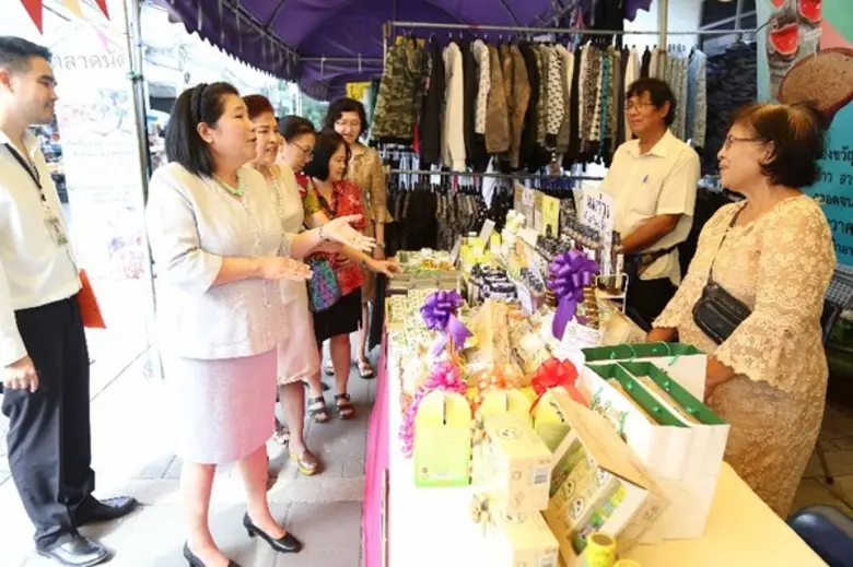 กรมวิทยาศาสตร์บริการ เปิดตลาดนัดผลิตภัณฑ์ชุมชนเพื่อส่งเสริมเศรษฐกิจฐานราก ให้ผู้ประกอบการวิสาหกิจชุมชนนำสินค้ามาจัดจำหน่ายในช่วงเทศกาลปีใหม่ 2561